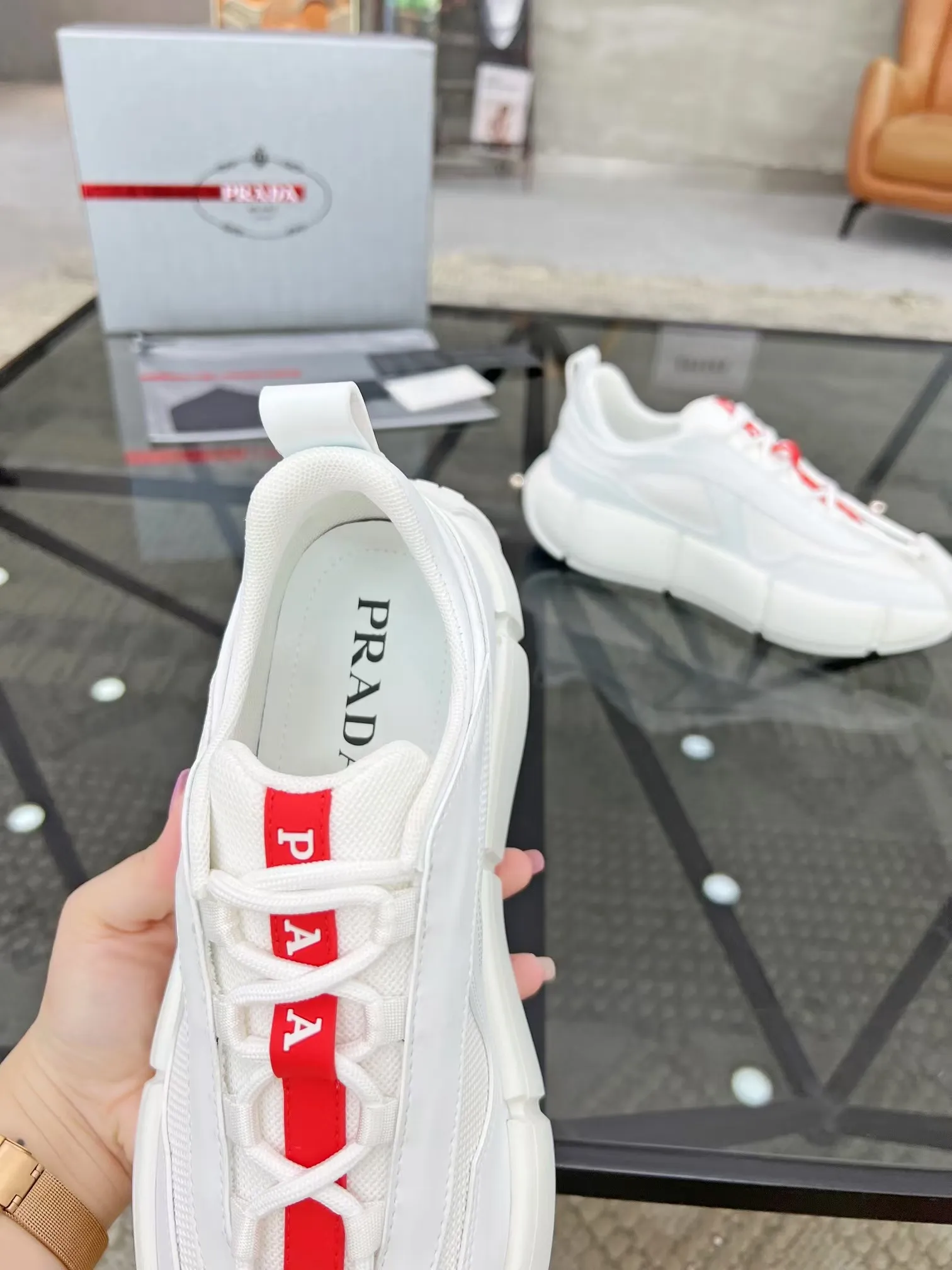 P500 Yuan 38-45 Prada Prada’s new men’s genuine leather sports shoes, the highest version on the market, any comparison is welcome🆚! The original leather has excellent texture and is super high-end! Fetal sheep net lining imported from Italy, removable pad! Luxurious materials and fine workmanship, highly recommended!